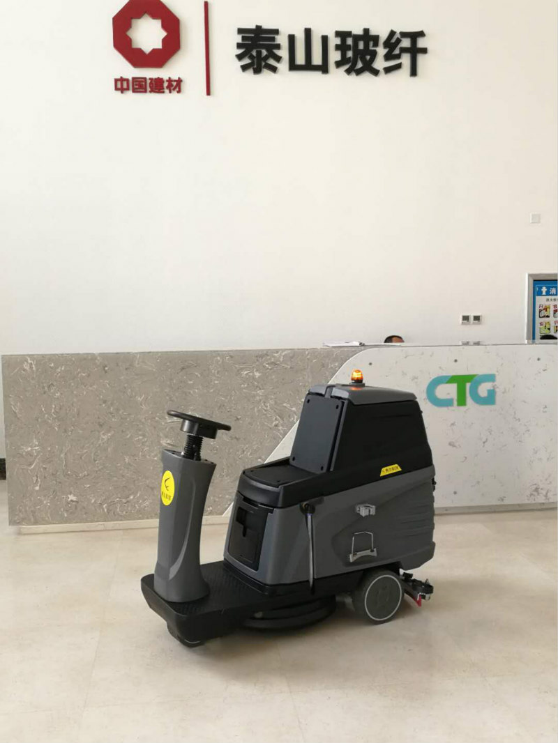 徐州座駕式洗地機.jpg 徐州座駕式洗地機.jpg