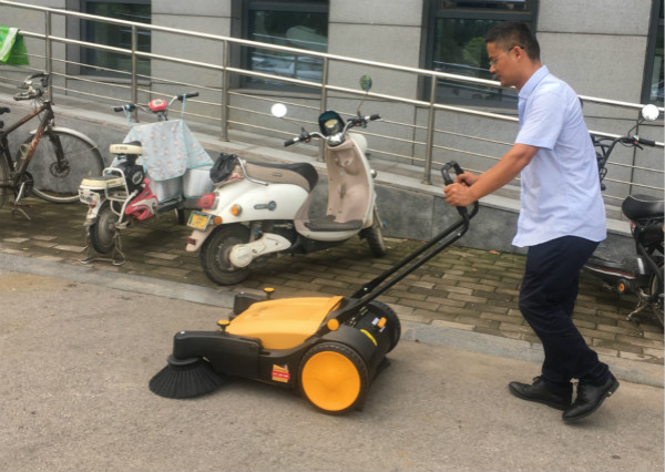 手推式掃地機.jpg 手推式掃地機.jpg